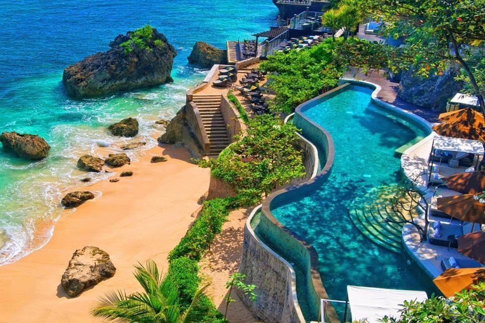 Hoang hon tren bien va canh sac van nguoi me o Bali hinh anh