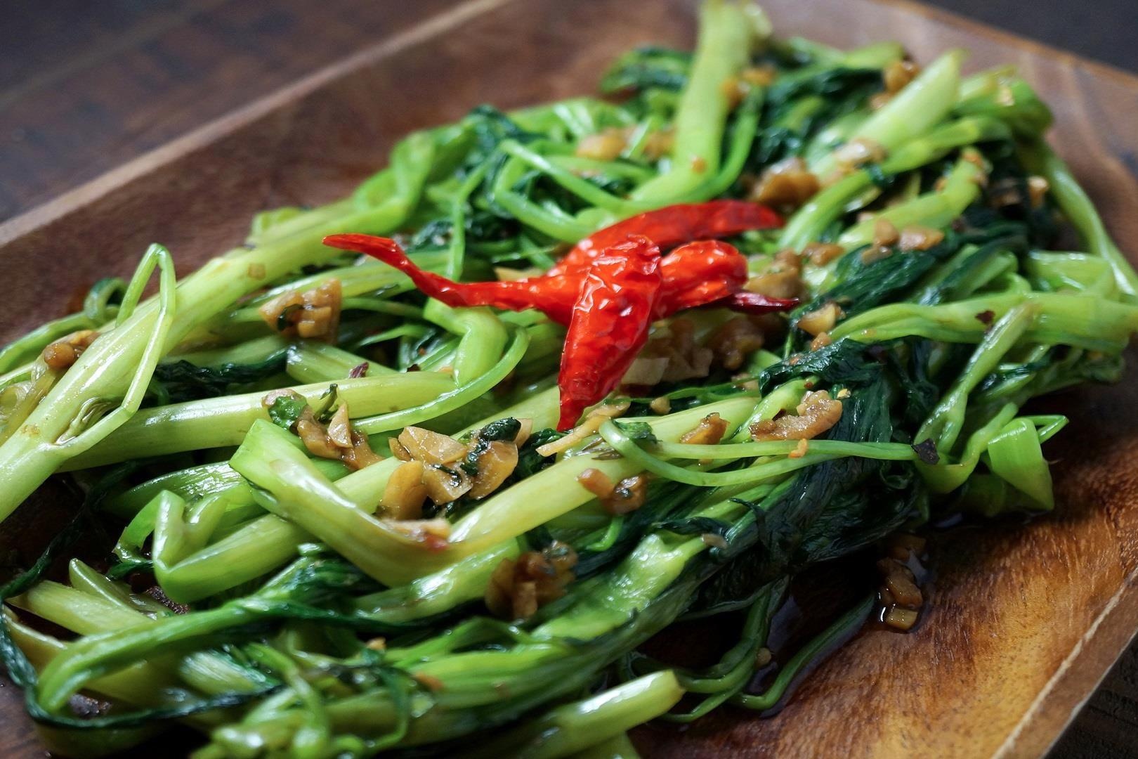 Bi quyet lam rau muong xao toi ot chuan mau xanh hap dan hinh anh