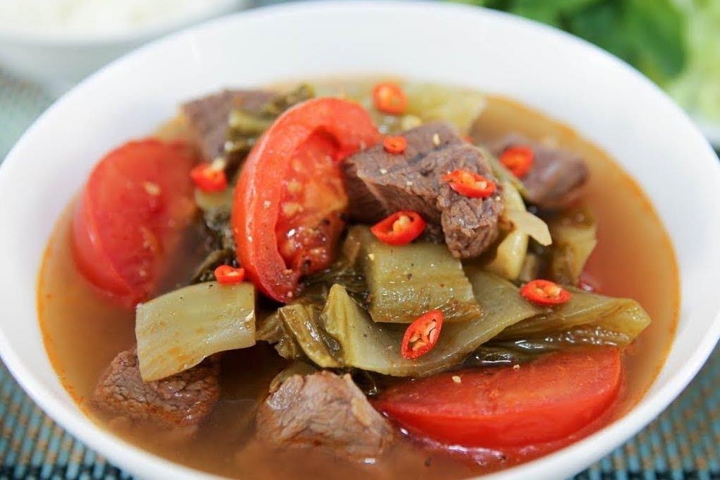 Ngay mat, dai gia dinh canh dua chua nau bap bo nong hoi hinh anh