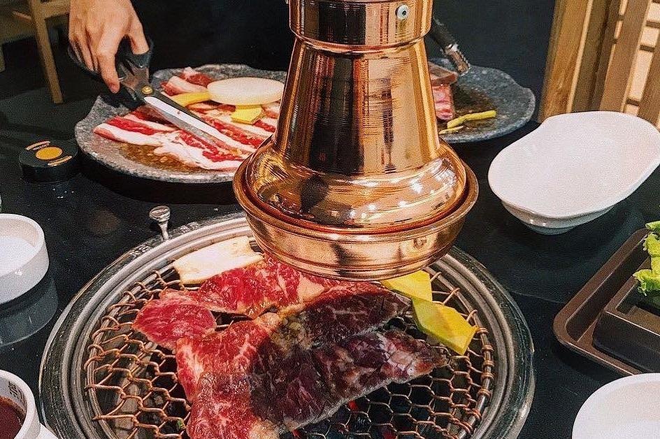 Nha hang tu choi nuong thit tai ban cho khach vi he thong hut mui hong hinh anh