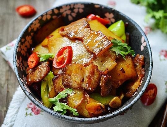 Bi quyet lam thit rang chay canh dep mau, dua com hinh anh