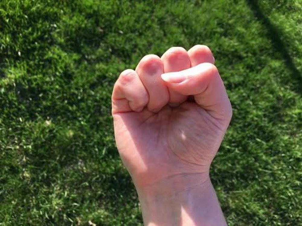 Cach nam tay va 5 cau hoi trac nghiem noi len tinh cach cua ban hinh anh