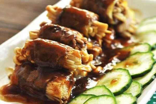 Ba chi bo cuon nam ngap sot cho bua toi 'chanh sa' hinh anh