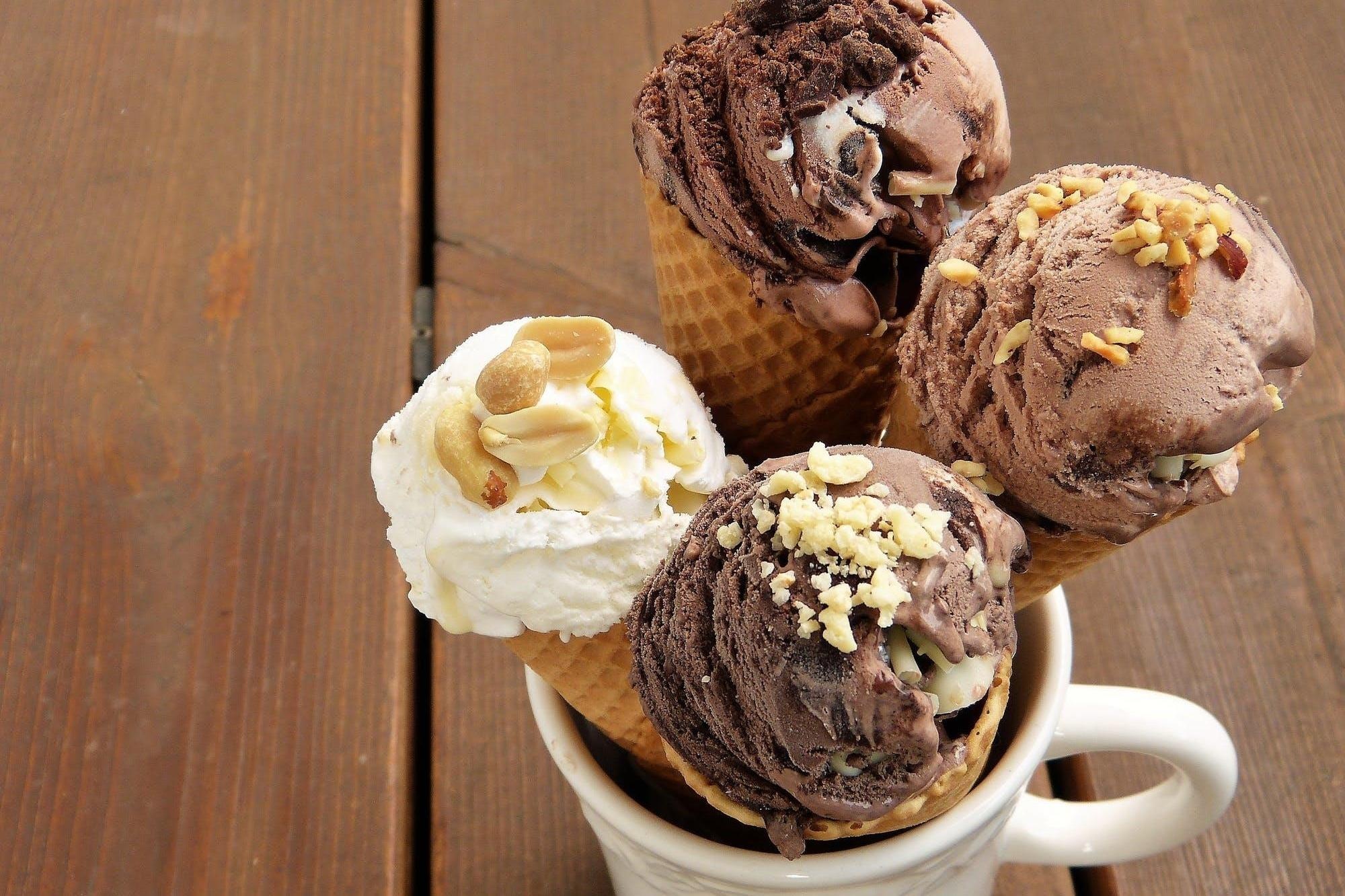 Cua hang phat kem mien phi cho tre em nhat tan thuoc, doi do choi hinh anh