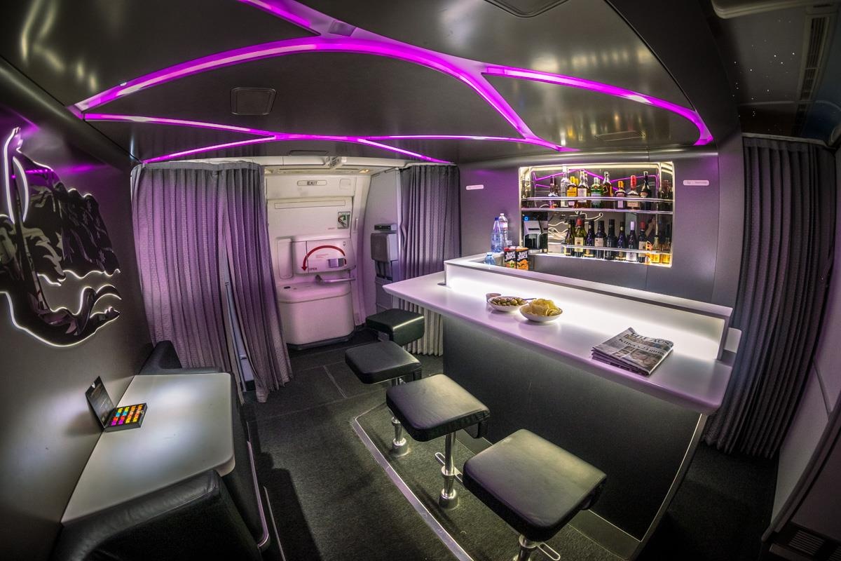 quay bar sang trong tren may bay anh 8