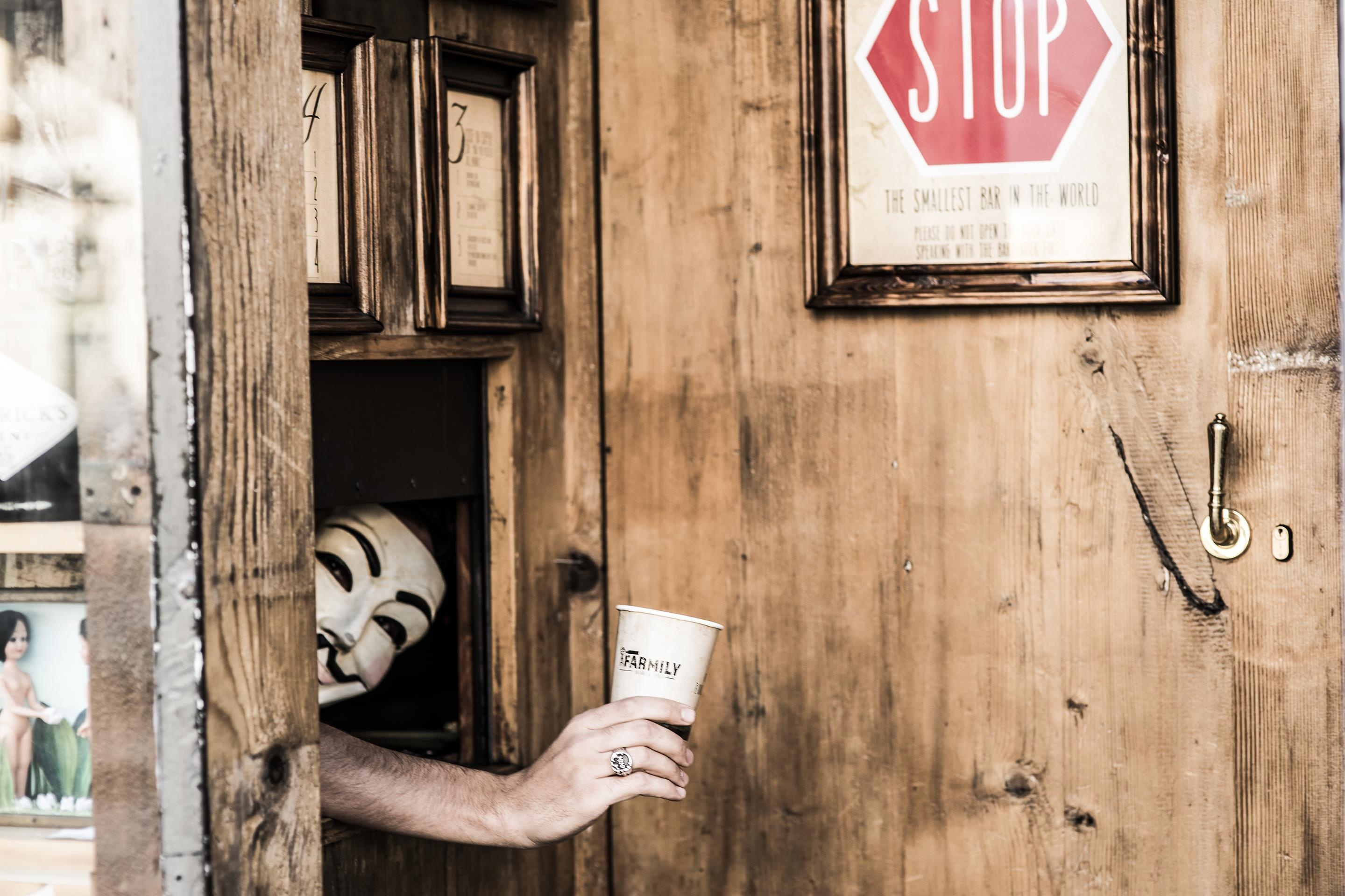 quan bar bi mat nhat the gioi anh 2