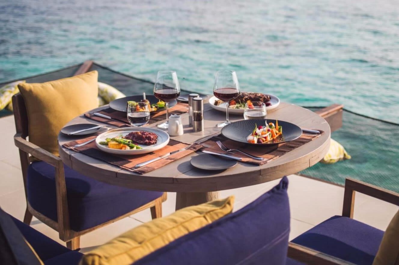 Trai nghiem bua toi cao cap tai nha hang giua bien xanh Maldives hinh anh