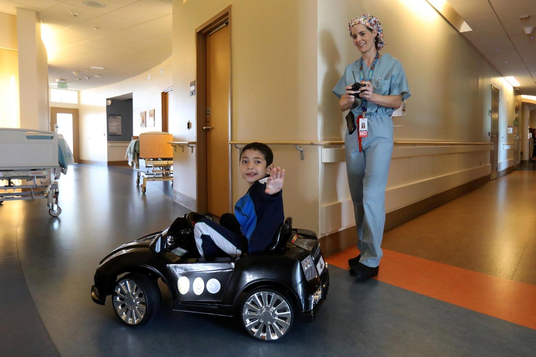 Benh vien nhi dung oto dien hang sang dua don tre em o My hinh anh