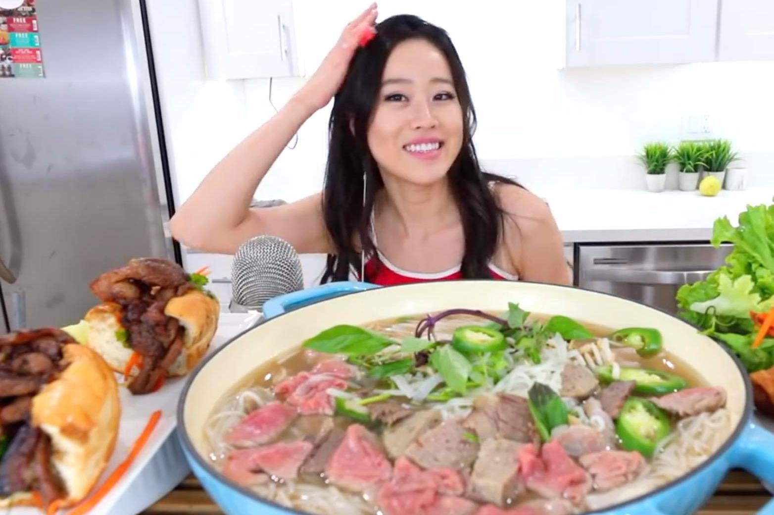 Mukbang xinh dep an noi pho bo khong lo, banh mi thit nuong Viet Nam hinh anh