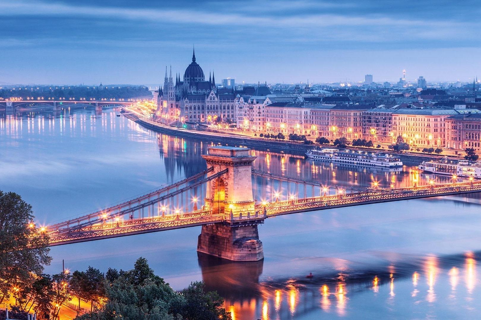 Budapest dep hut hon, me hoac moi du khach den chau Au hinh anh