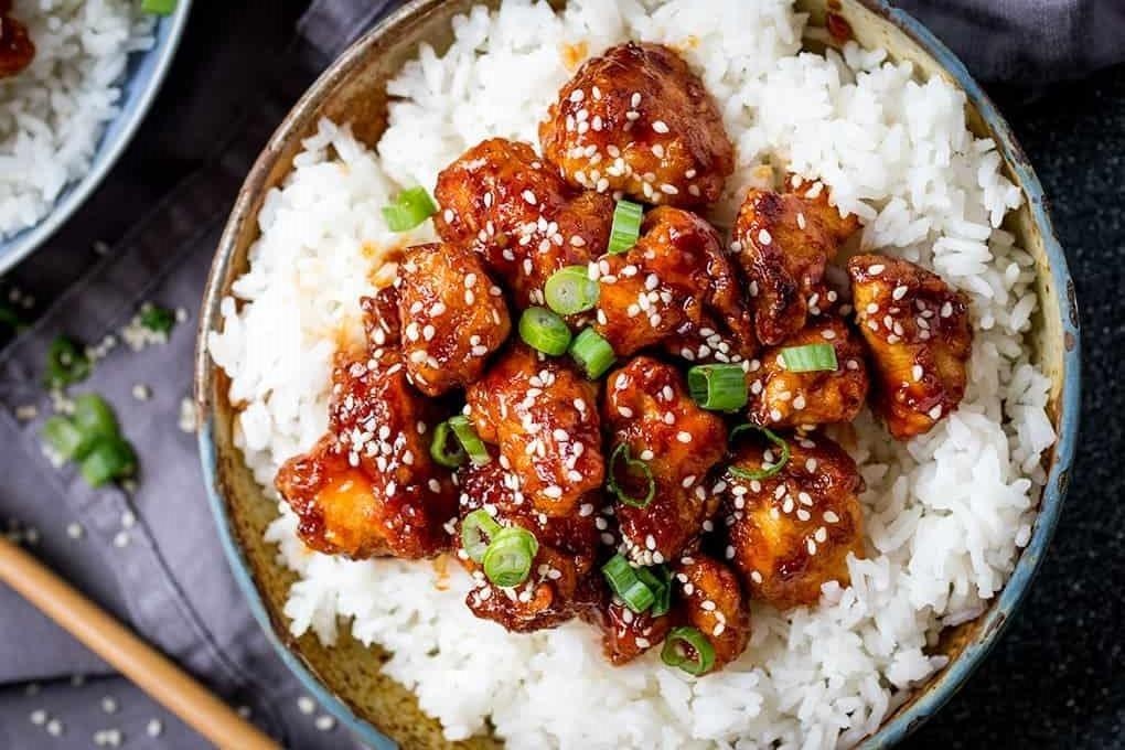 Tu lam com suat ga cay Han Quoc cho bua trua van phong hinh anh