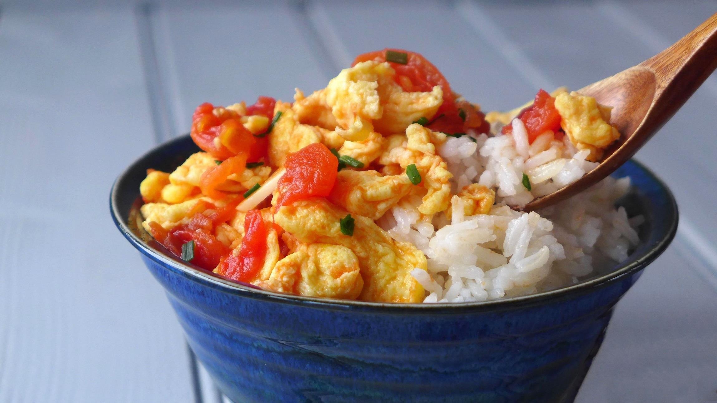 Trung chung sot ca chua dam da cho ngay mua gio hinh anh