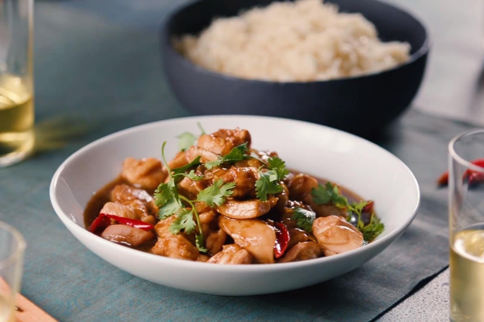 Ga kho nuoc mau ngon ngot doi vi bua com hang ngay hinh anh