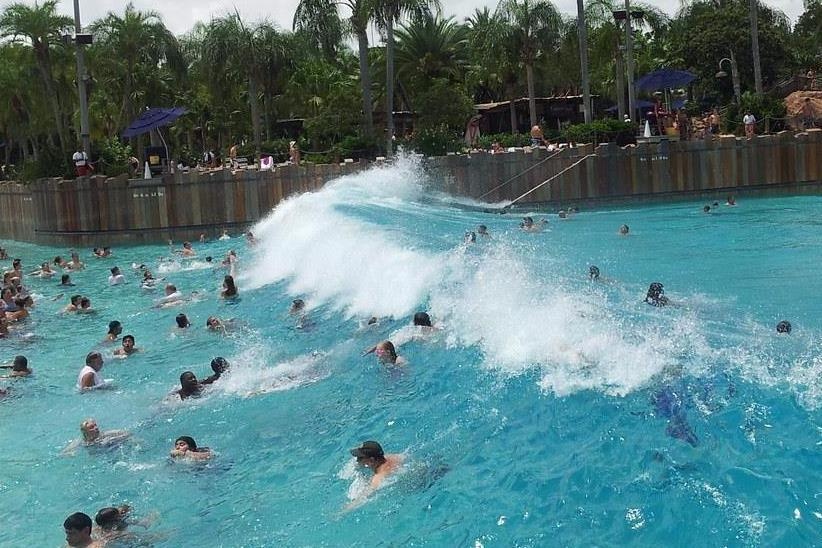 Du khach chen chuc o be boi tao song lon nhat the gioi hinh anh