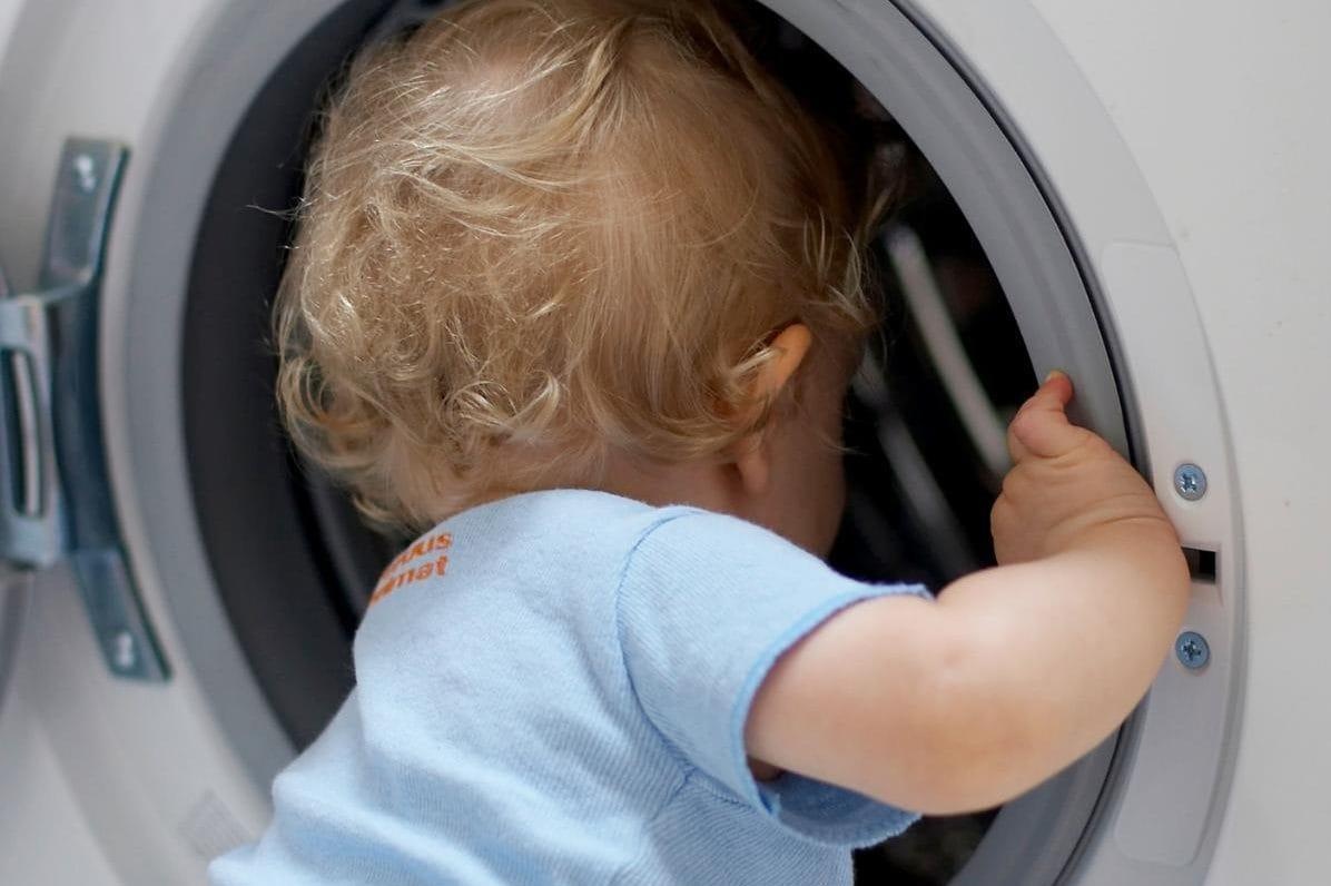 Bao ve tre the nao khoi tai nan mac ket trong may giat? hinh anh