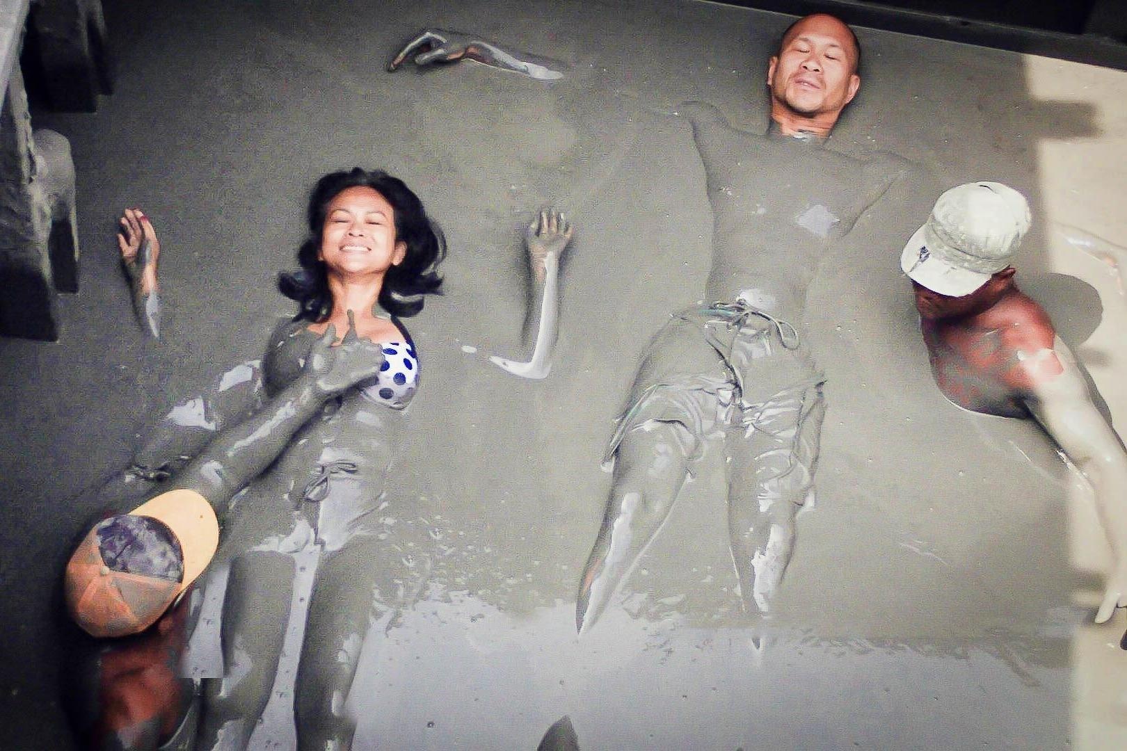 Trai nghiem tam bun tren mieng nui lua dang hoat dong hinh anh