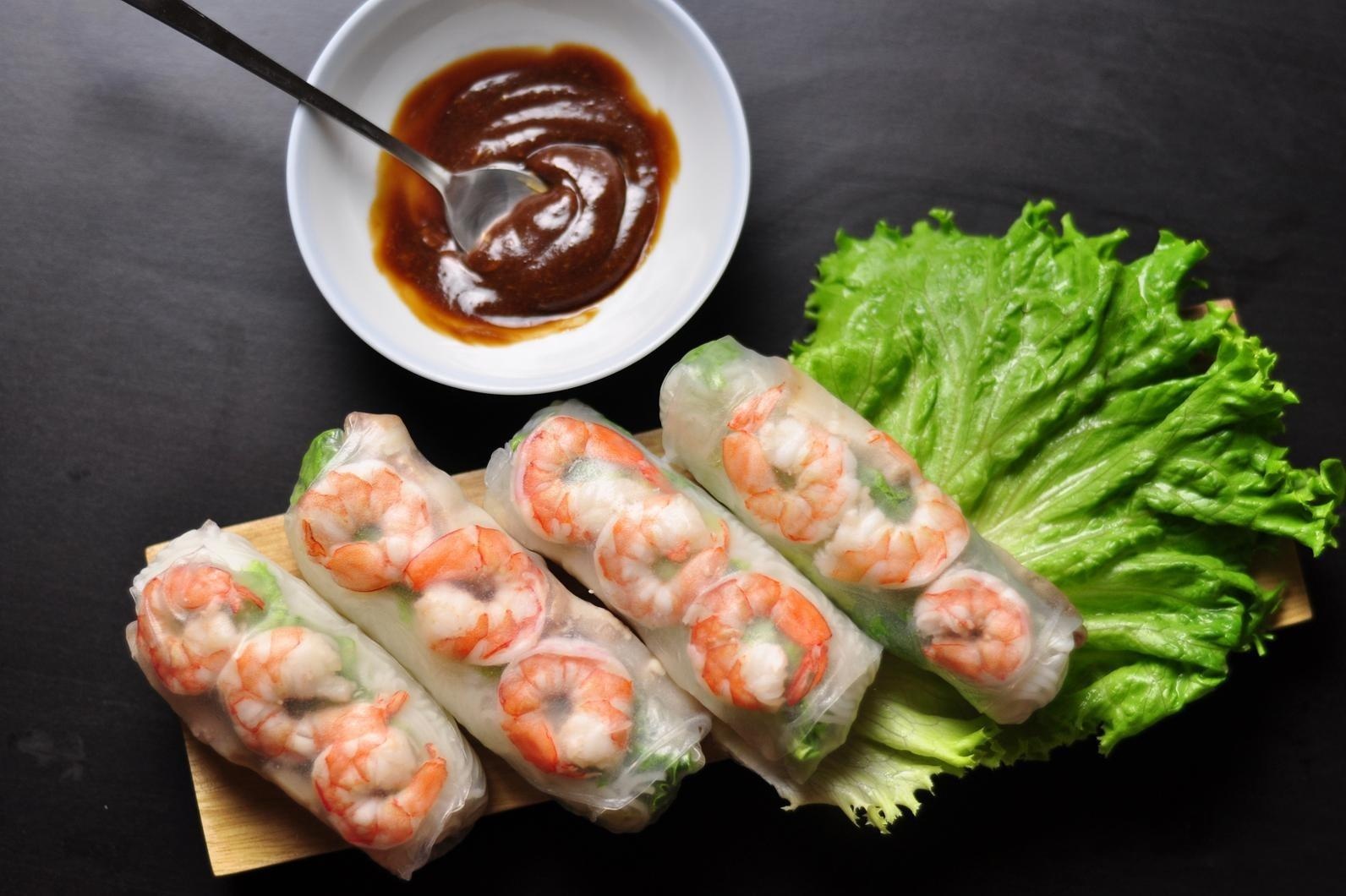 Hoc cach lam goi cuon tom cham tuong dau phong hinh anh