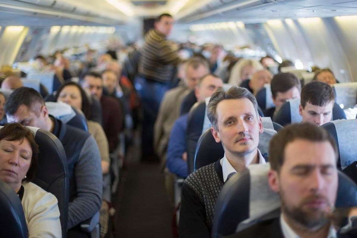 Vi sao ban phai cho lau de roi may bay sau khi ha canh hinh anh