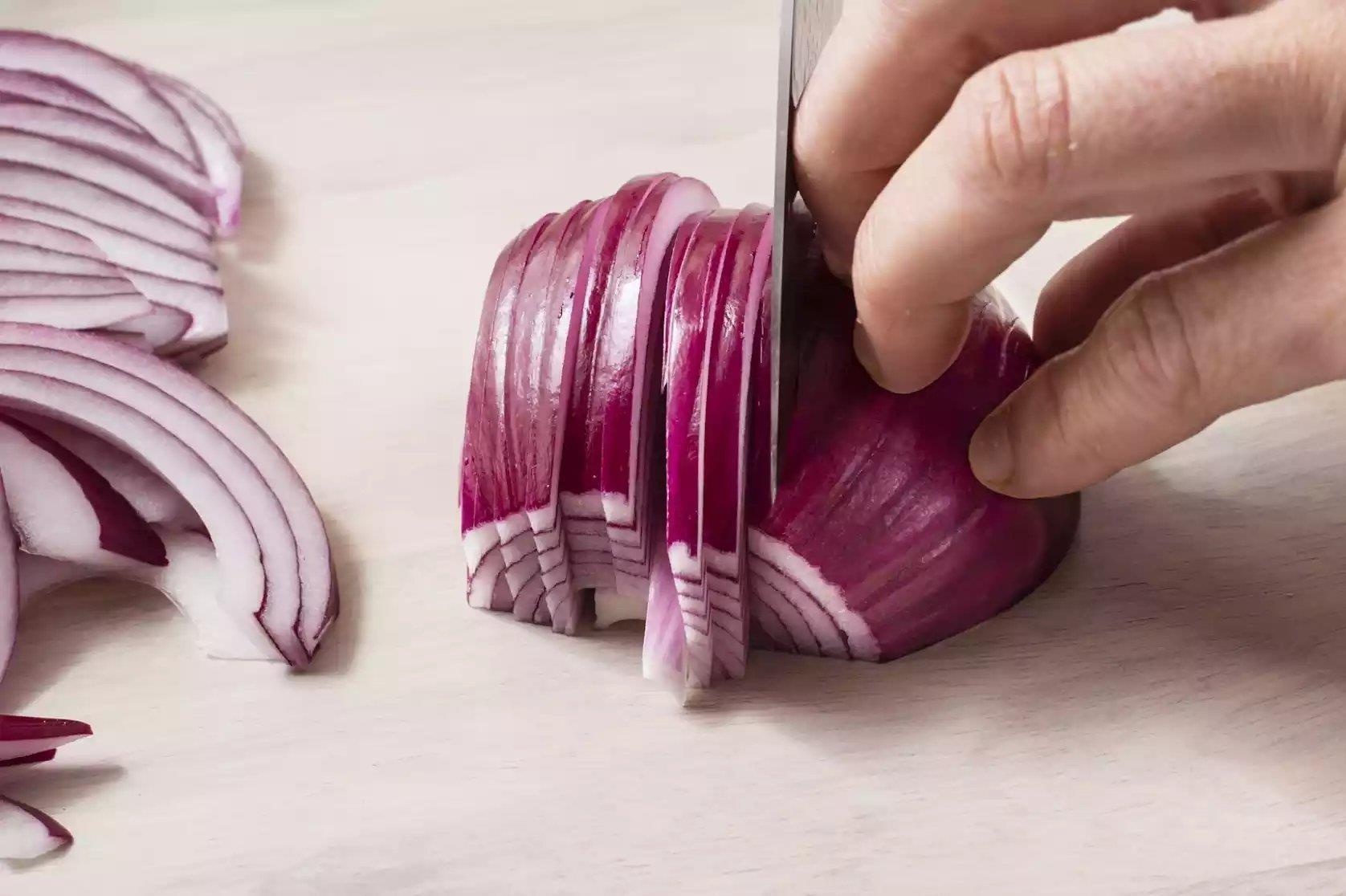 Cach thai hanh tay nhu dau bep chuyen nghiep hinh anh