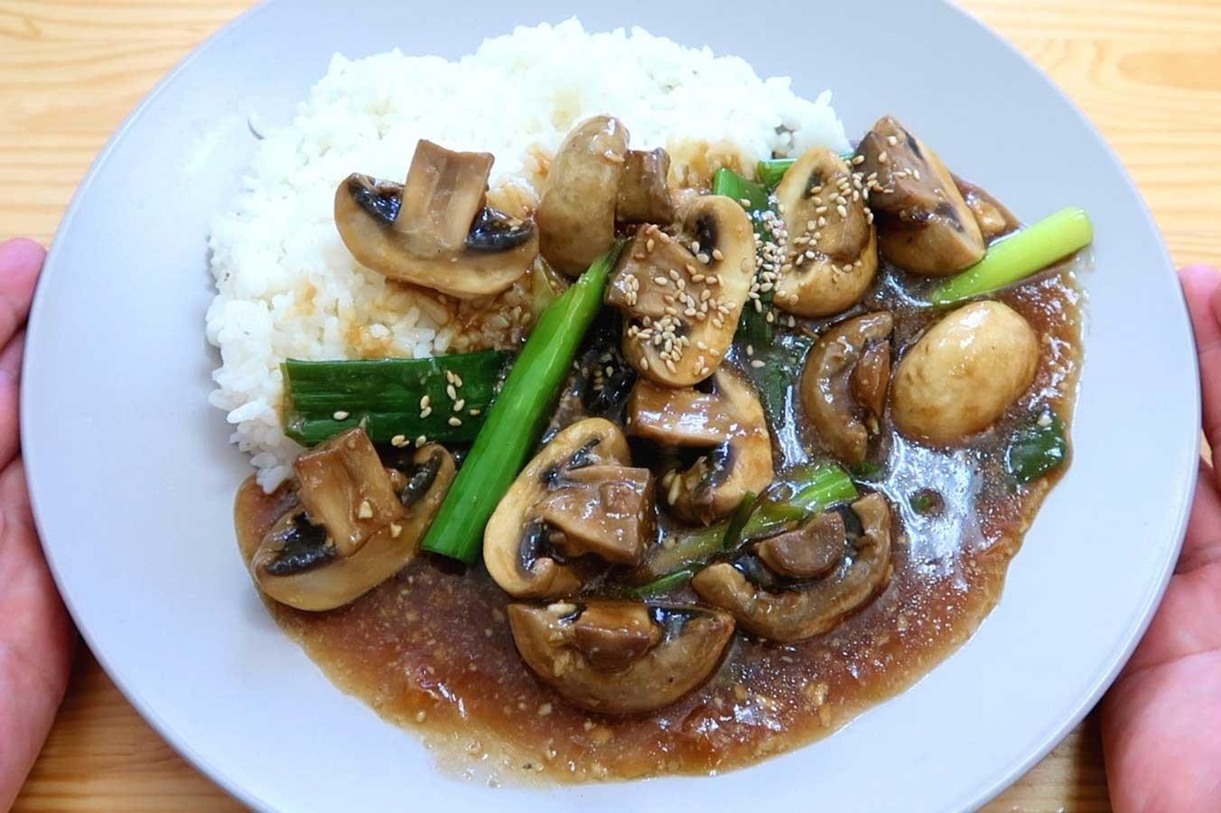 Cuoi tuan dung bua thanh tinh, bo duong voi com nam ca ri hinh anh