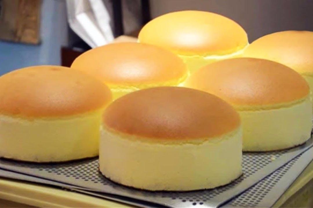 Banh bong lan pho mai Nhat Ban duoc san xuat so luong lon the nao? hinh anh