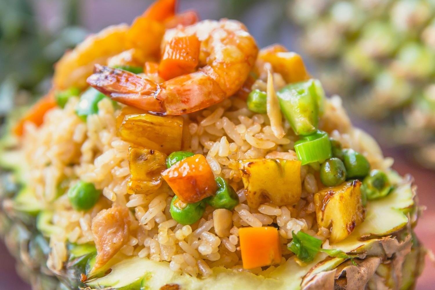 Hoc dau bep nha hang lam com chien tom dua hinh anh