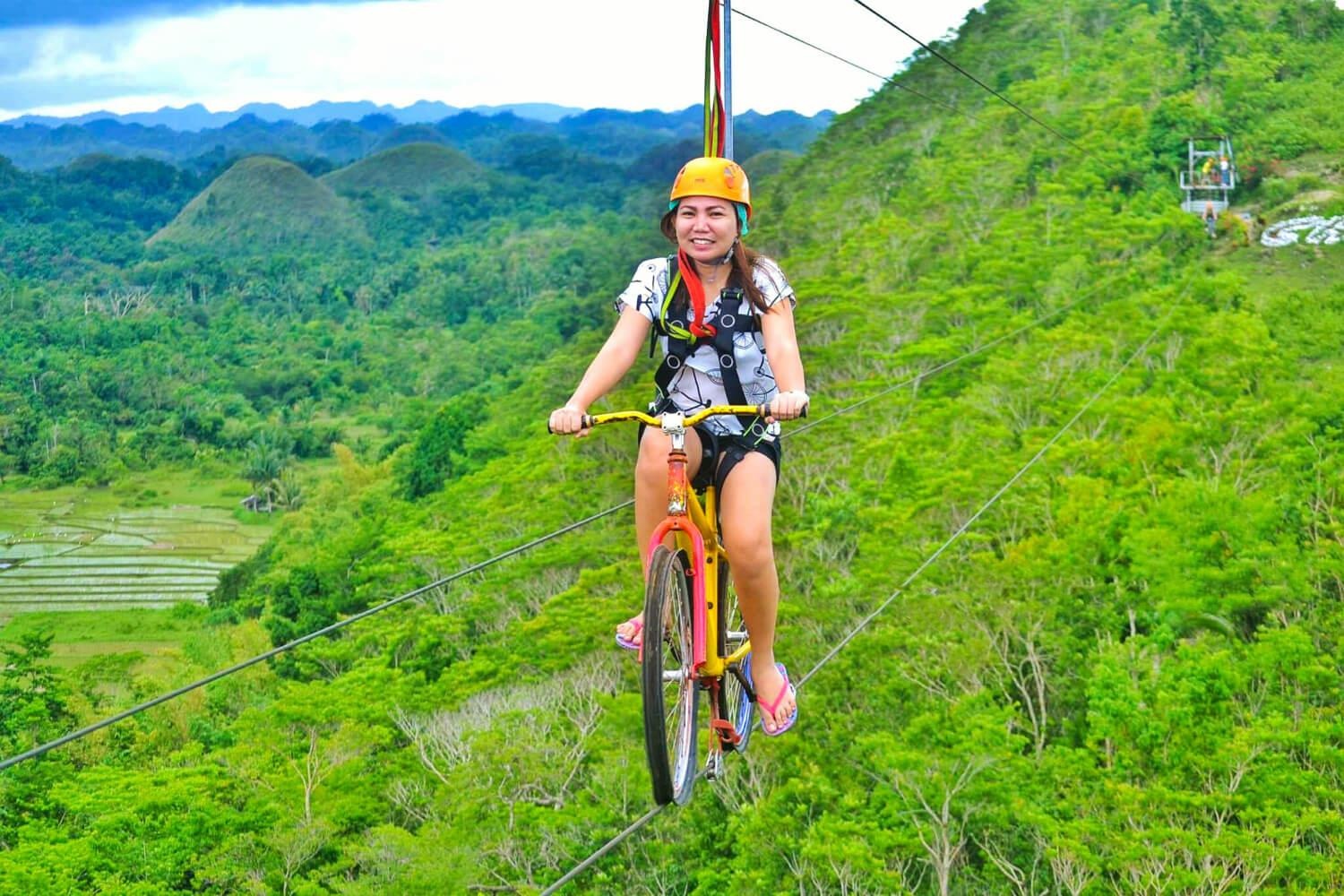 Dua xe dap zipline mao hiem tren khong o Philippines hinh anh