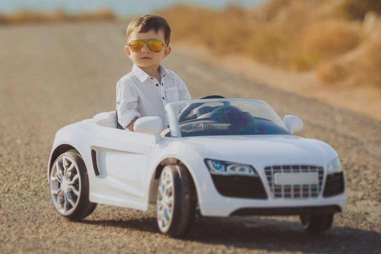 Ky nang lai xe dieu nghe cua cau be 4 tuoi hinh anh