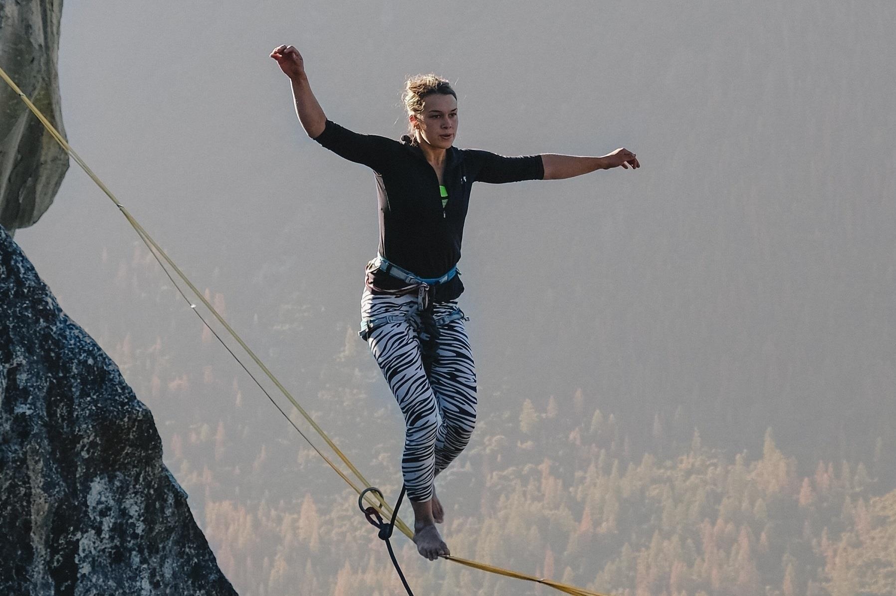 Di bo tren day giua khong trung chi danh cho nguoi than kinh thep hinh anh