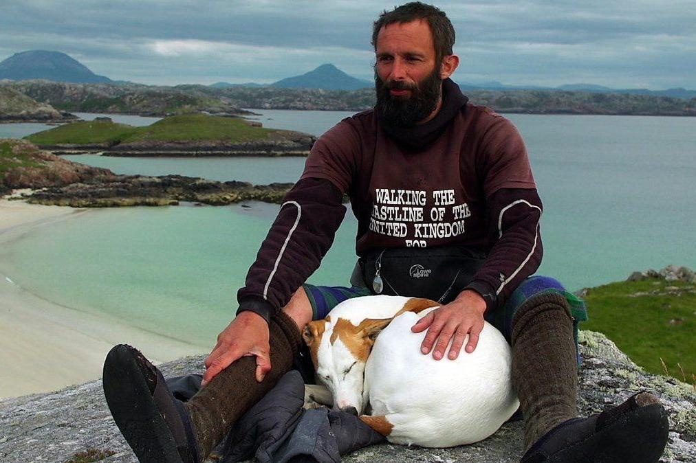 Chu va cho di bo 2 nam chinh phuc het duong bo bien nuoc Anh hinh anh