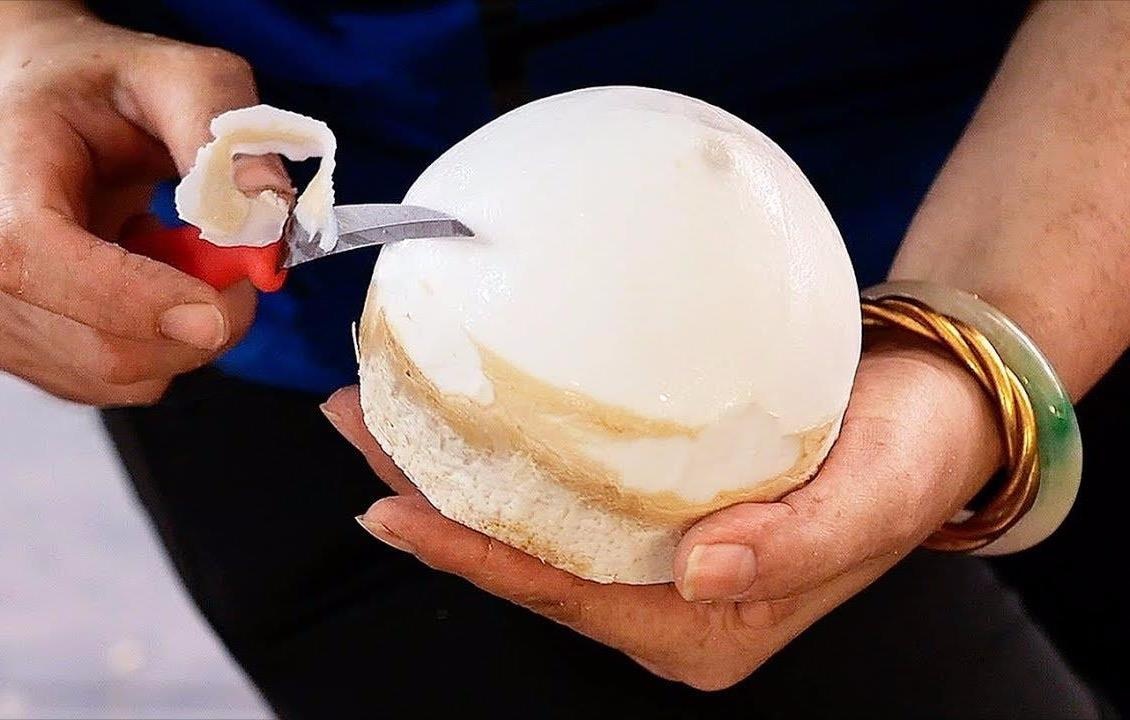 Qua bong dua non nguyen cui va nuoc o cho Thai Lan hinh anh