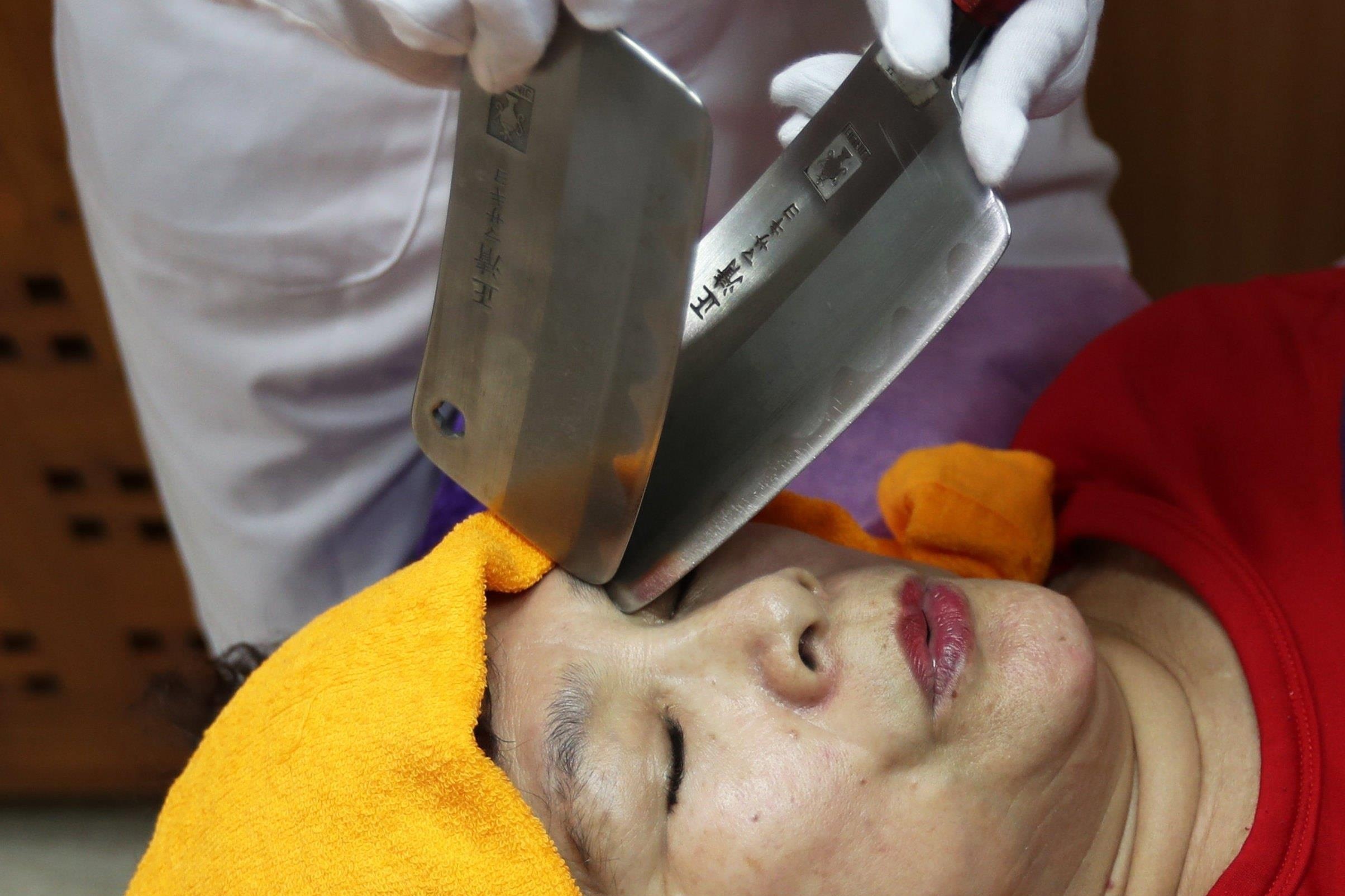 Massage bang dao phay hut khach o Trung Quoc hinh anh