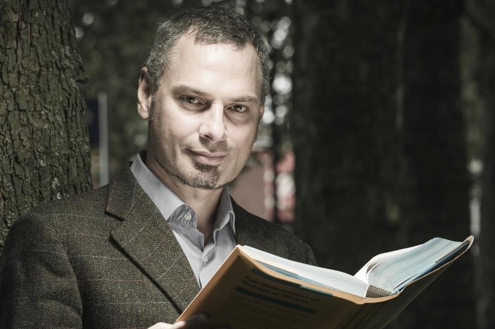 Nguoi dan ong noi duoc 32 thu tieng hinh anh