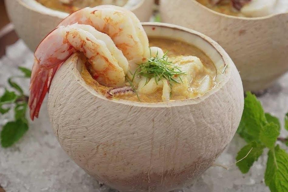 Lau hai san ngap trong qua dua tuoi ngon kho cuong hinh anh