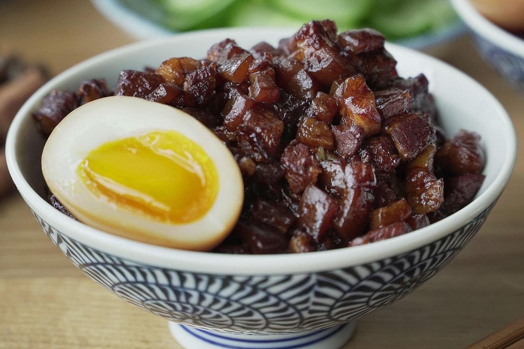 Bi kip lam thit kho trung dam mau chuan vi hinh anh