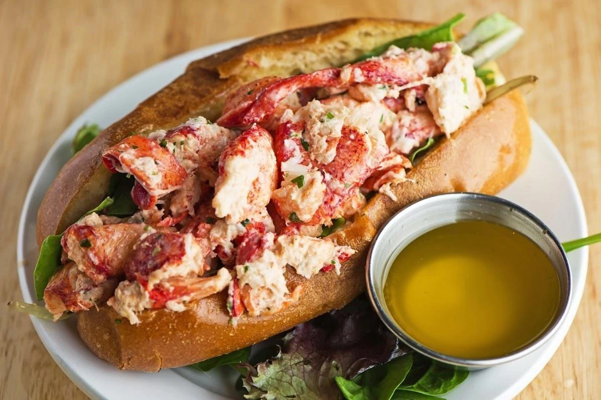 Banh mi tom hum sang chanh thay vi truyen thong hinh anh