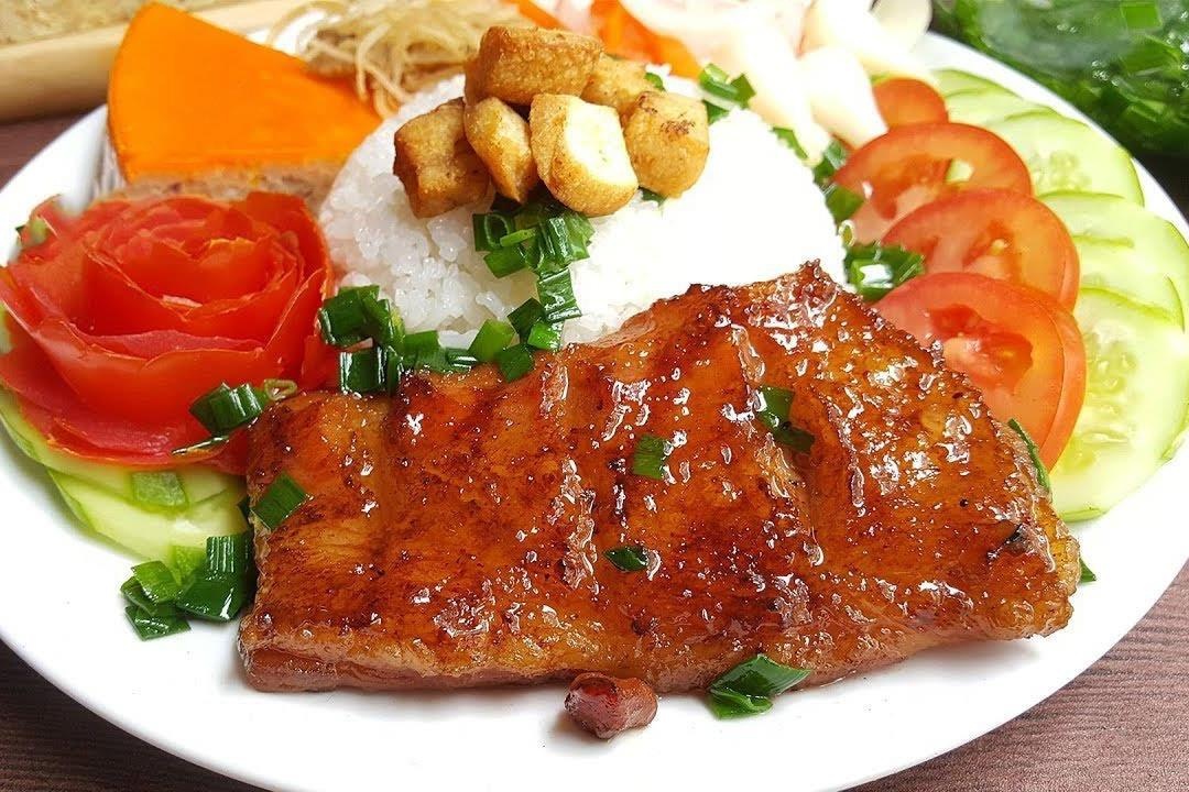 Tu tay lam com tam suon nuong tru danh TP.HCM hinh anh