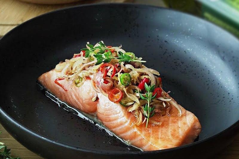 Bi kip lam mon ca hoi nuong ngap mui thao moc hinh anh