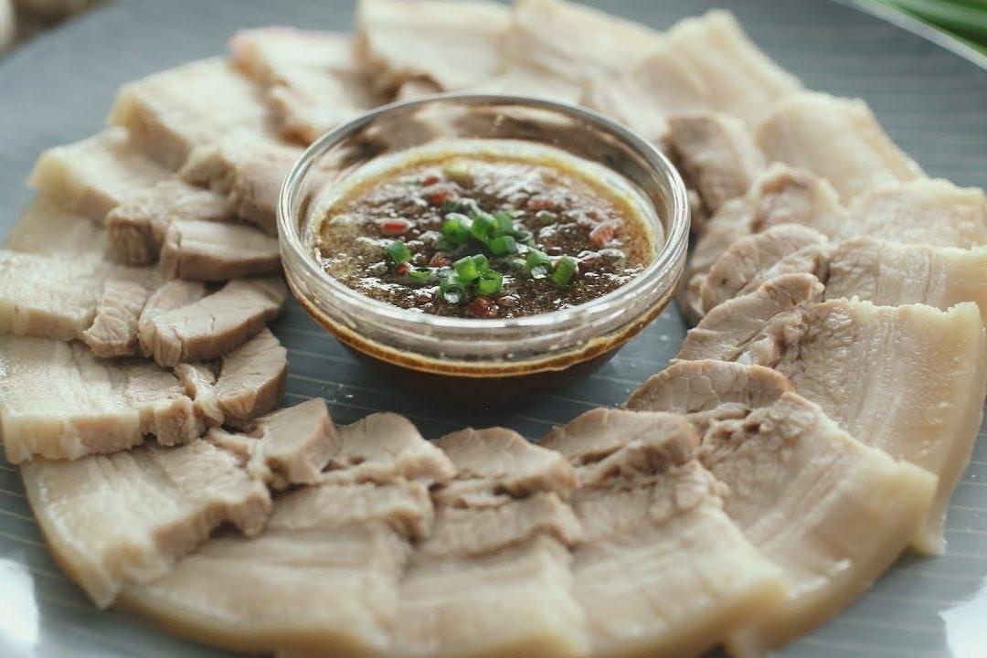 Nang tam thit ba chi luoc nho cong thuc pha nuoc cham tuyet hao hinh anh