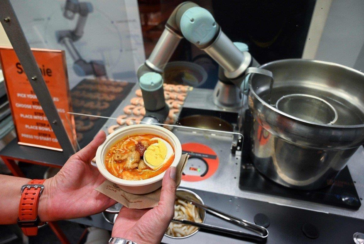 Robot phuc vu tu dong 80 suat bun mot gio hinh anh