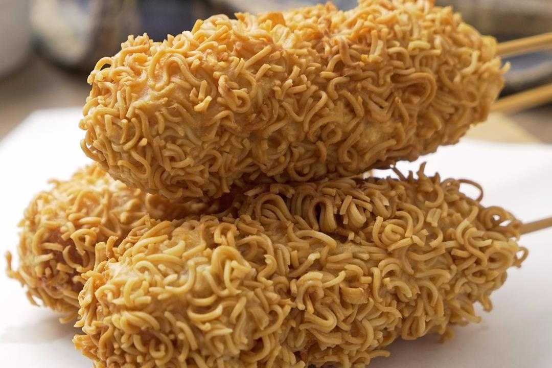 Ramen boc hot dog, qua vat cho nguoi thich an mi song hinh anh