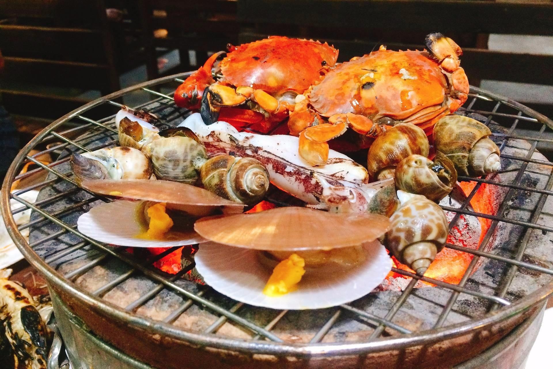 Buffet lau nuong than cui ngap hai san gia 25 USD o Singapore hinh anh