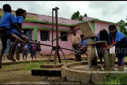 Hoc sinh choi bap benh de lay nuoc sach hinh anh