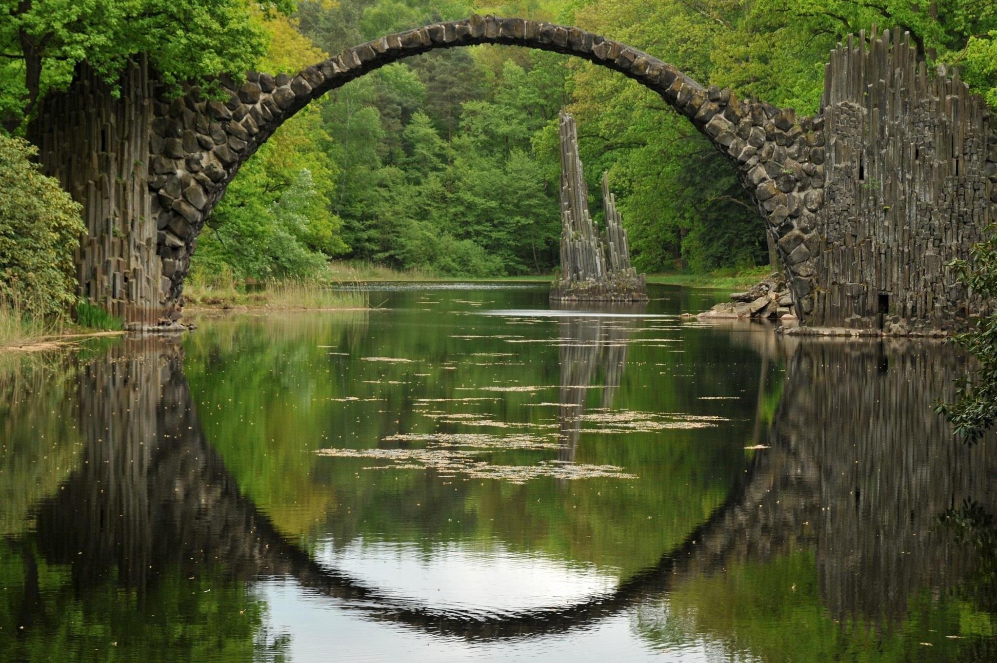 Cau Quy - tuyet tac buoc ra tu co tich hinh anh