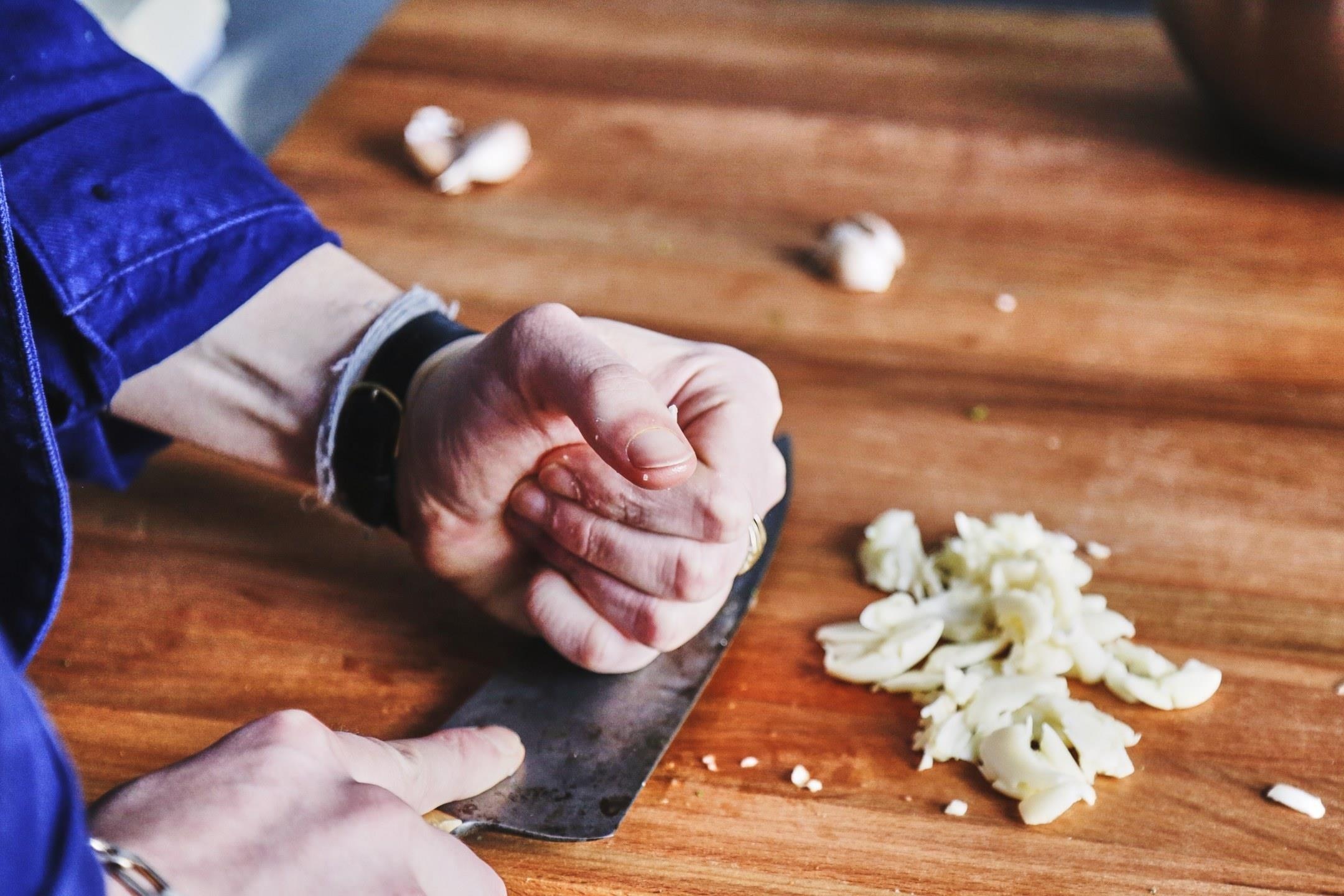 7 meo tranh dut tay, roi do trong phong bep hinh anh