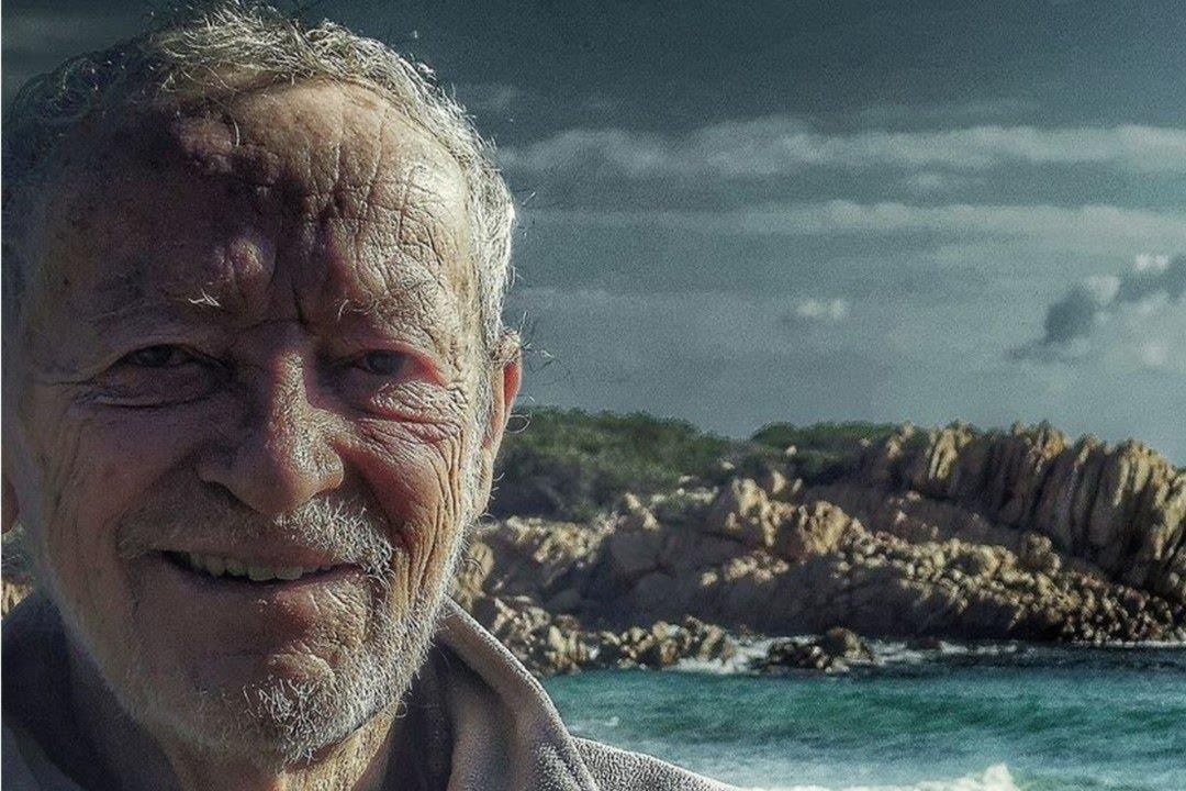 Nguoi dan ong song mot minh tren dao thien duong hon 30 nam hinh anh