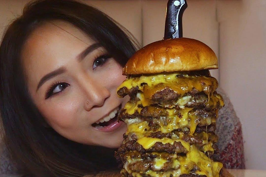 Thu thach an het banh burger thit bo 15 tang hinh anh