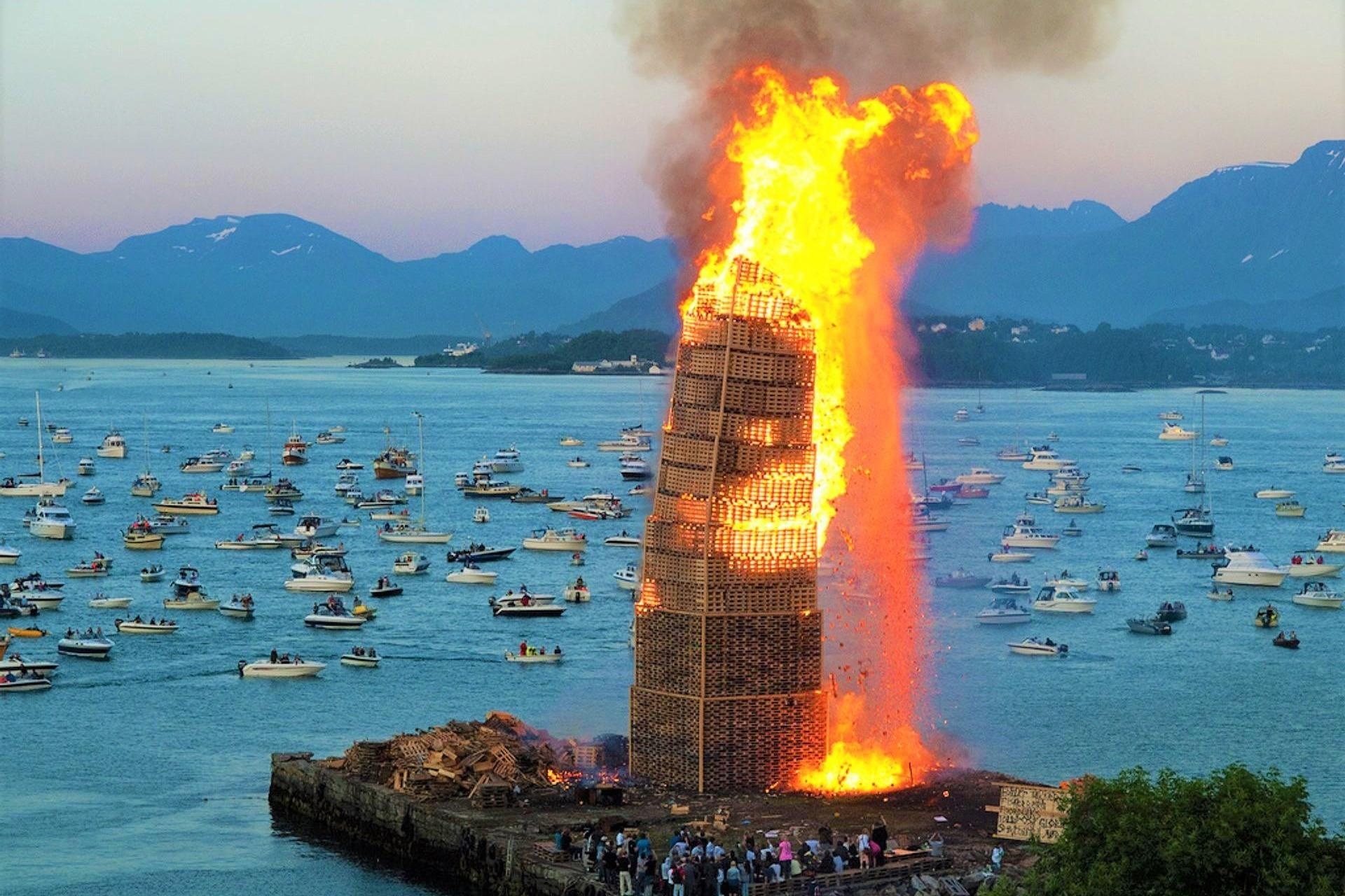 Le hoi dot thap lua cao nhat the gioi hinh anh