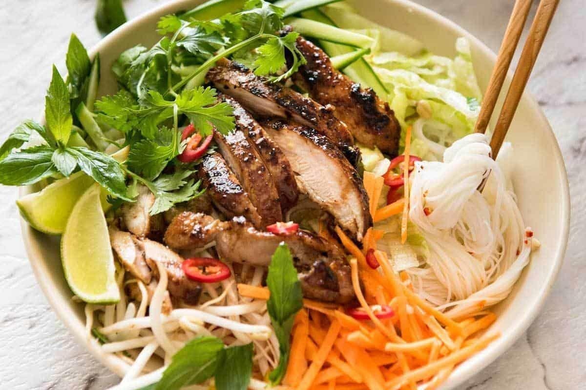 Cach uop don gian cho mon bun ga nuong sa bao ngon hinh anh