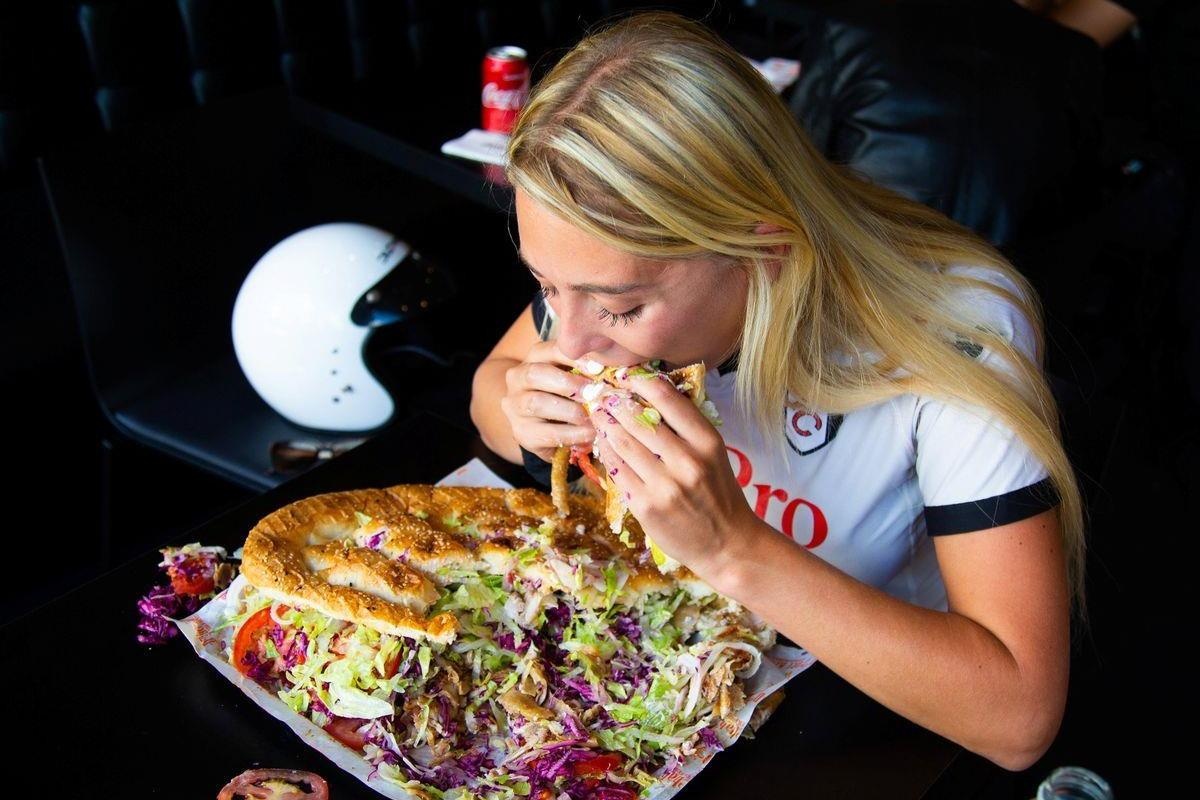 Co gai an het banh mi thit nuong nang 3 kg hinh anh